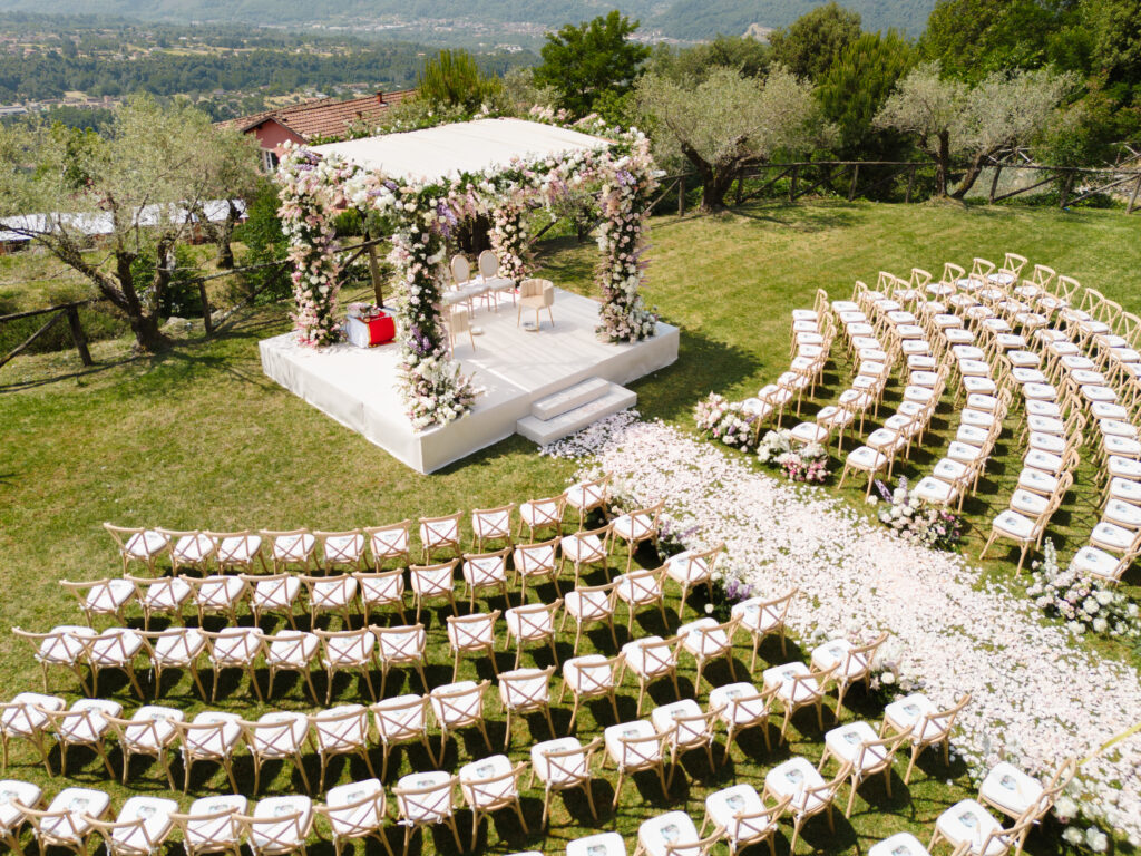 Vista aérea do mandap florido para cerimônia de casamento indiano na Toscana